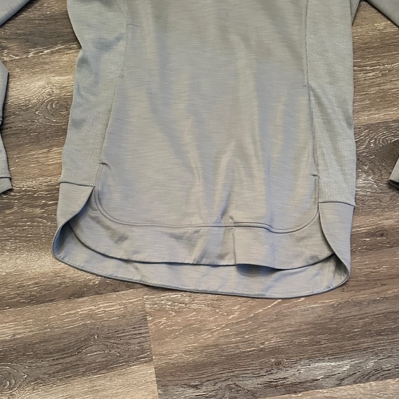 Athleta Light Gray mock Neck workout top kangaroo pockets thumb holes athleisure - Picture 5 of 7